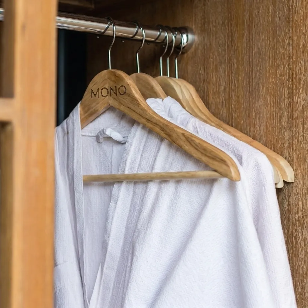 Wooden Clothes Hanger [1024] — HNG-1024 (image 1)