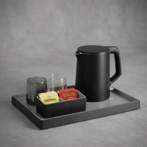 PU Leather Tray Set with Stainless Steel Anti-Scald 1.0L Kettle — KTS-1130 — An elegant rectangular welcome tray in ABS wrapped with customisable PU leather, with a non-slip pad and a cable cut-out for the kettle. Water-repellent and easy to clean, it presents the kettle, mugs and utensils with a matching tea bag holder, paired with a 1.0L anti-scald kettle. A 39x26cm tray, in black or grey.